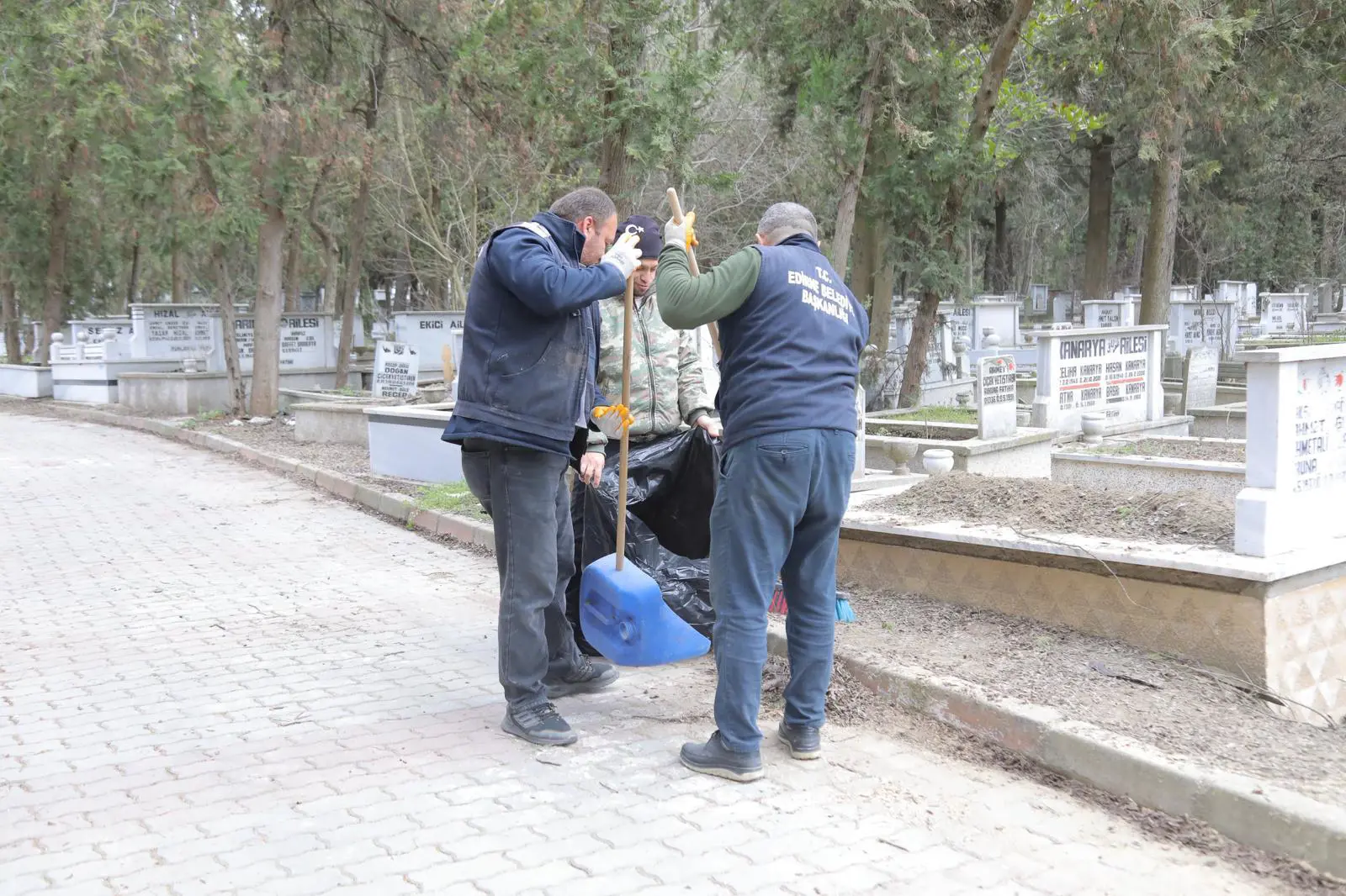 EDİRNE BELEDİYESİ’NDEN BAYRAM ÖNCESİ MEZARLIKLARDA BAKIM VE ÜCRETSİZ ULAŞIM HİZMETİ galeri görseli